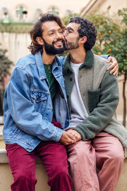 Foto giovane che bacia teneramente la guancia del suo ragazzo