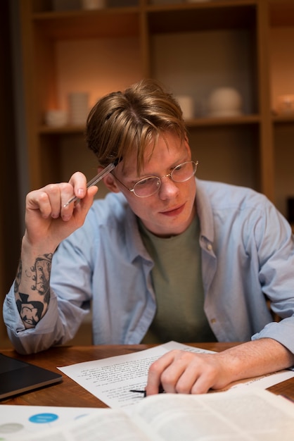 Photo young man learning in a virtual classroom