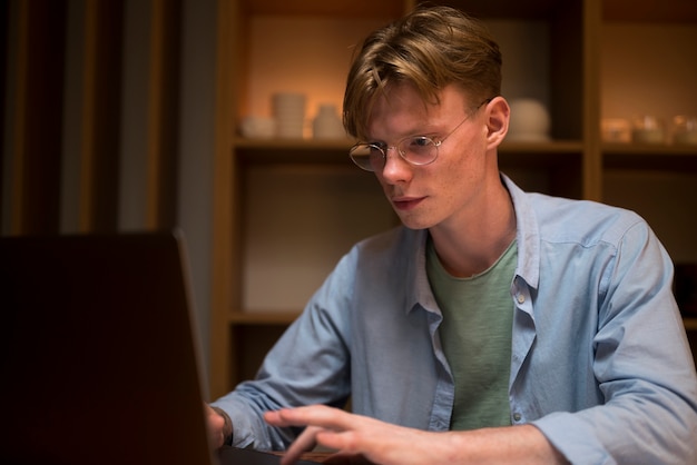 Photo young man learning in a virtual classroom