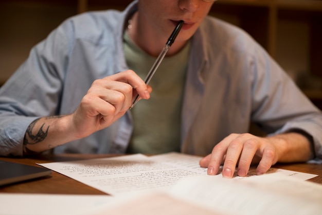 Photo young man learning in a virtual classroom