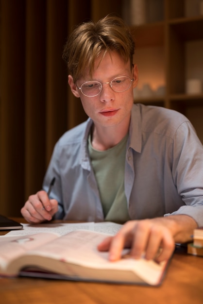 Photo young man learning in a virtual classroom