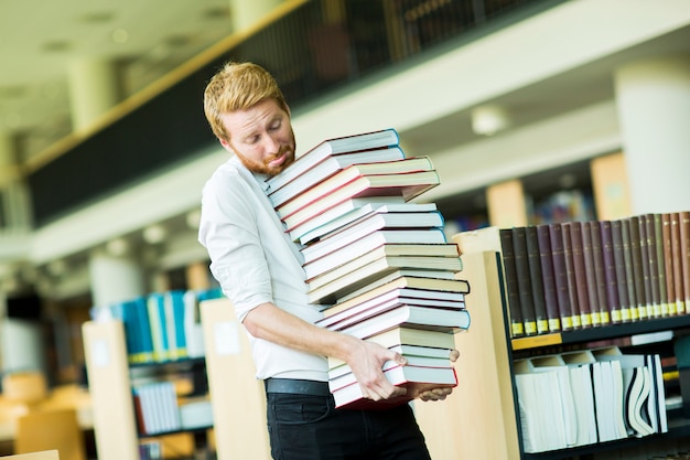 Foto giovane in biblioteca