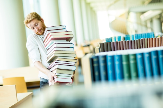 Foto giovane in biblioteca