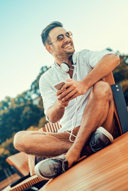 Photo young man listening to music