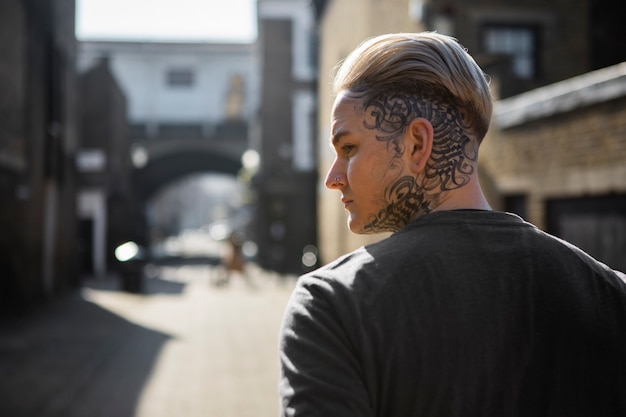 Photo young man on london streets