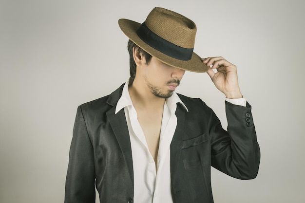 Photo young man looking away against white background