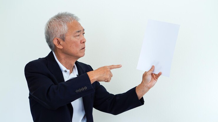 Photo 年輕人在白色背景下轉眼