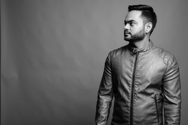 Photo young man looking away against white background