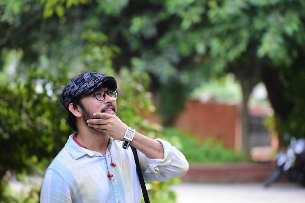 Photo young man looking away outdoors