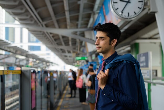 若い男が鉄道駅から目をそらしている