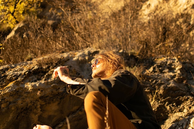 Photo young man looking away on rock