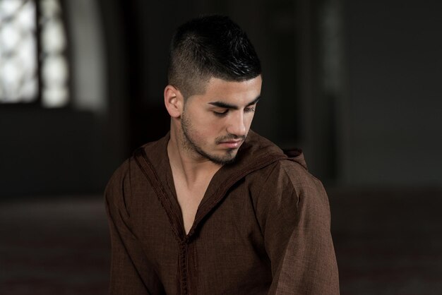 Photo young man looking away while standing outdoors