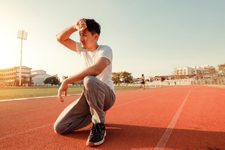 Photo 空に向かってカメラを見ている若い男