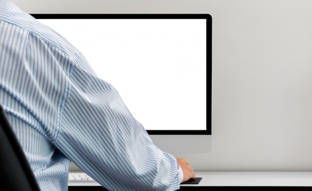 Photo young man looking at empty computer screen