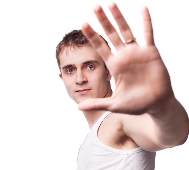 Photo young man looking out from under raised hand