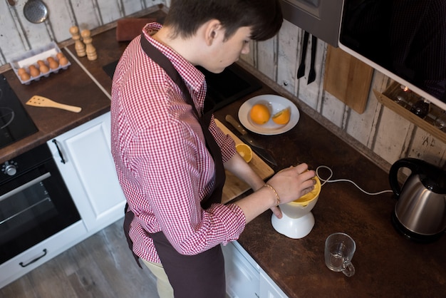 朝食を作る若い男