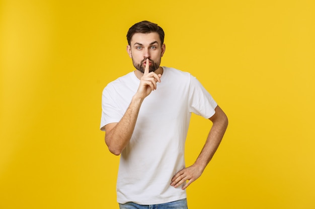 Photo young man making silence gesture, shhhhh.