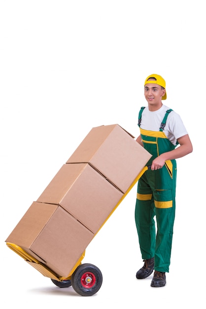 Молодой человек движется коробки с тележкой, изолированные на белом