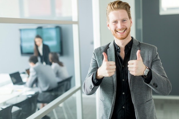 Photo young man in the office