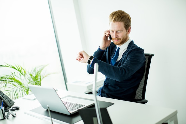 Photo young man in the office