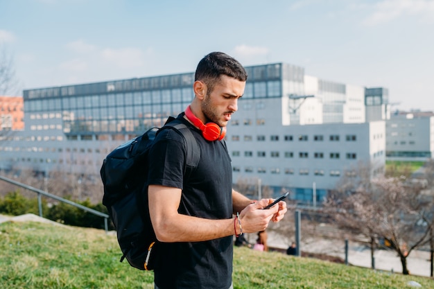 スマートフォンを使用して屋外の若い男