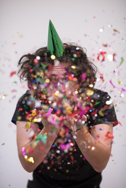 молодой человек на вечеринке празднует новый год с падающими конфетти