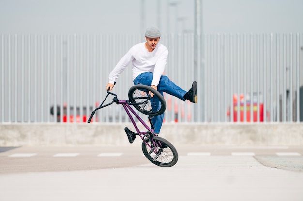 사진 평지 bmx 자전거와 트릭을 수행하는 젊은 남자