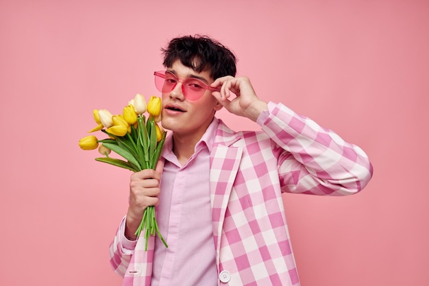 若い男ピンクの格子縞のブレザーファッションモダンなスタイルの孤立した背景は変更されていません
