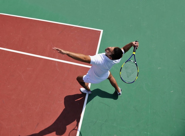 Photo young man play tennis outdoor