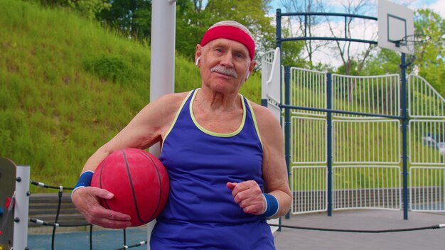 Photo young man playing basketball