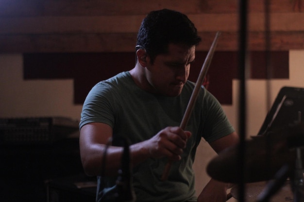 Photo young man playing drum