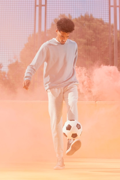 Photo young man playing football