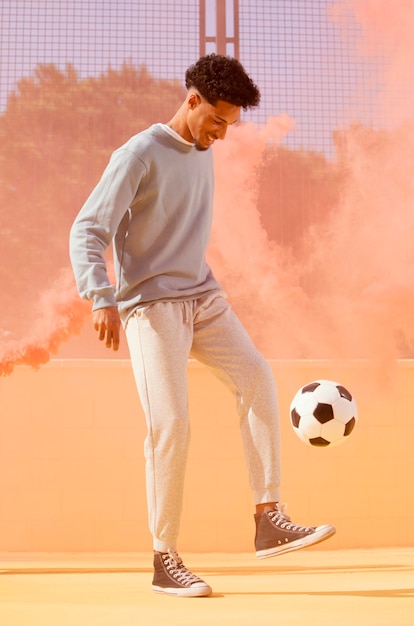 Photo young man playing football