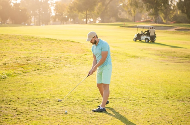 푸른 잔디, 스포츠에서 골프 게임을 하는 젊은 남자