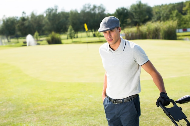 Photo young man playing golf