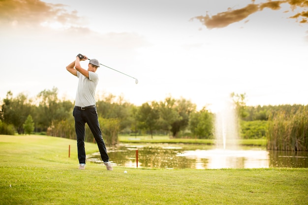 Photo young man playing golf