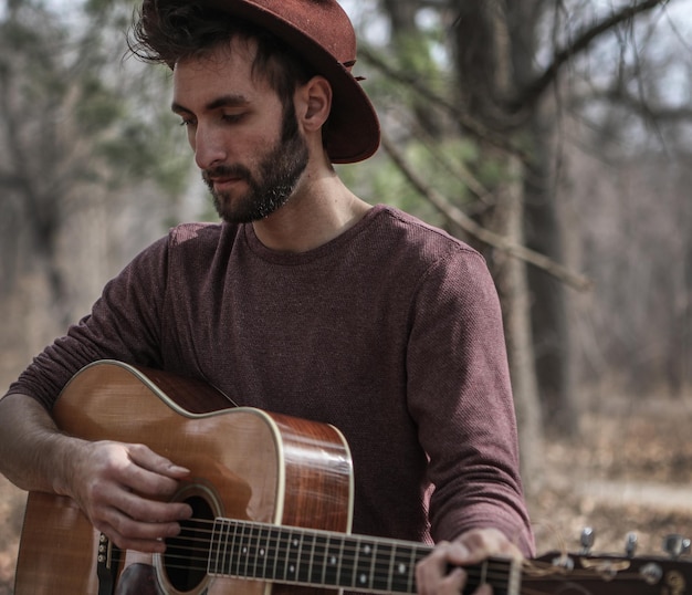 Photo young man playing guitar