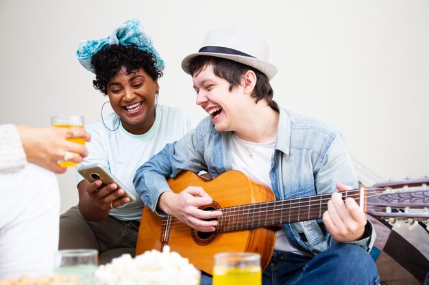 Photo young man playing guitar