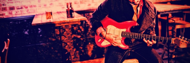 Photo young man playing guitar