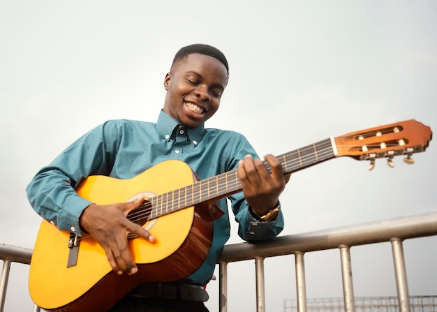 Photo young man playing music on jazz day