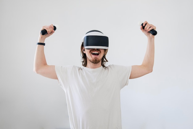 Photo young man playing a virtual reality game