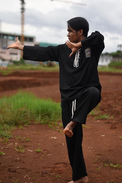 Foto giovane che pratica karate sul campo