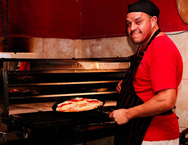 Giovane che prepara il cibo