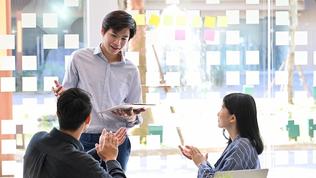 사진 젊은이 프레젠테이션 및 시작 비즈니스 회의