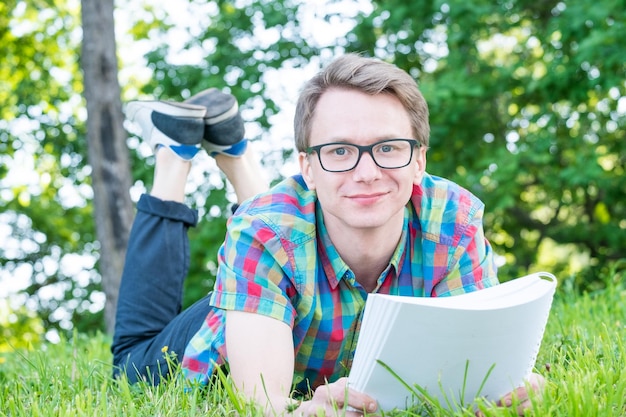 Photo young man reading