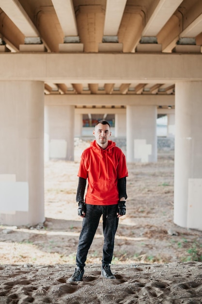 Photo young man in red hoodie