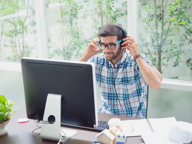 Il giovane si rilassa a casa con l'auricolare