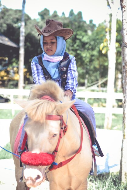 Photo young man riding horse