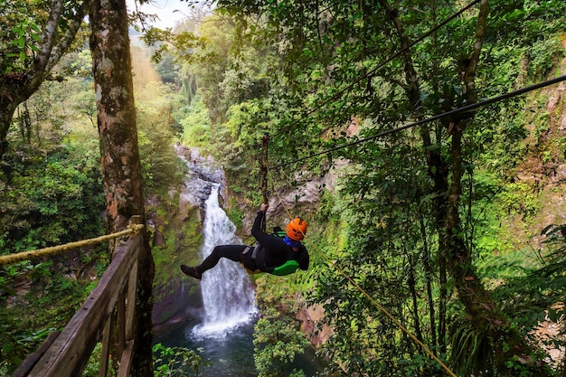 メキシコ、シベラクルスの極端な冒険ジャングルでジップラインのロープに乗る若者