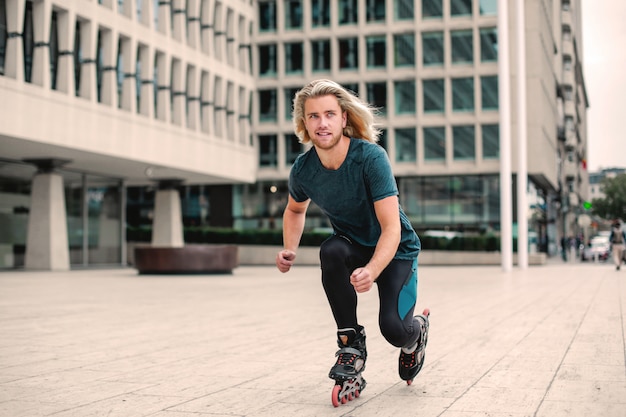 Giovane uomo su un rollerblade